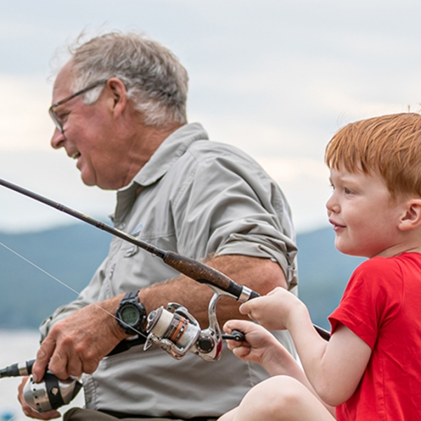 grand père et son petit fils à la pêche