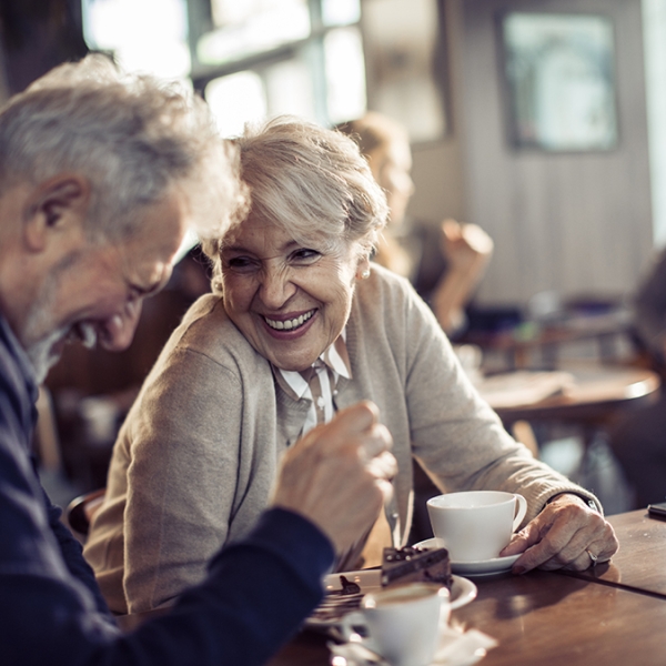 couple de retraité semblant très heureux dans un lieu public