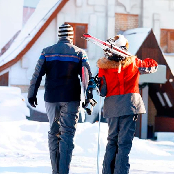 Un coule qui rentre dans son chalet