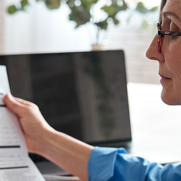 femme retraitée lisant un document administratif