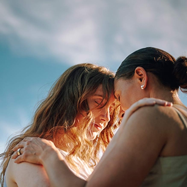 Deux femmes qui se prennent dans les bras