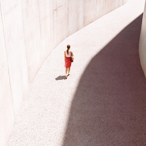 une femme qui marche au soleil 