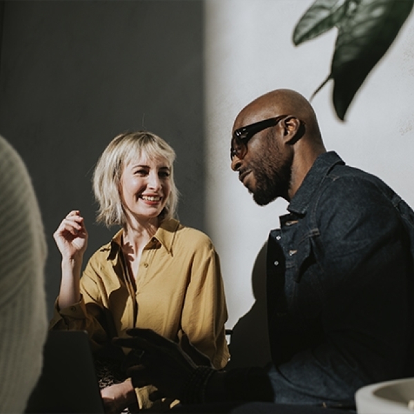 un homme et une femme discutant