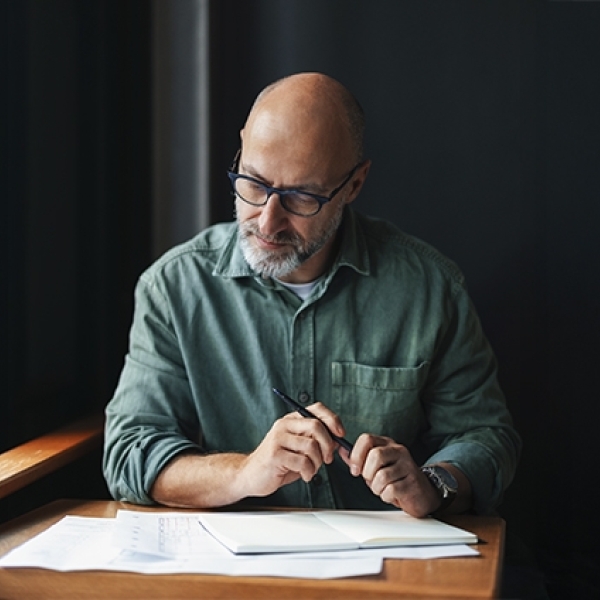 Professionnel à son bureau (offre retraite pour les pros)