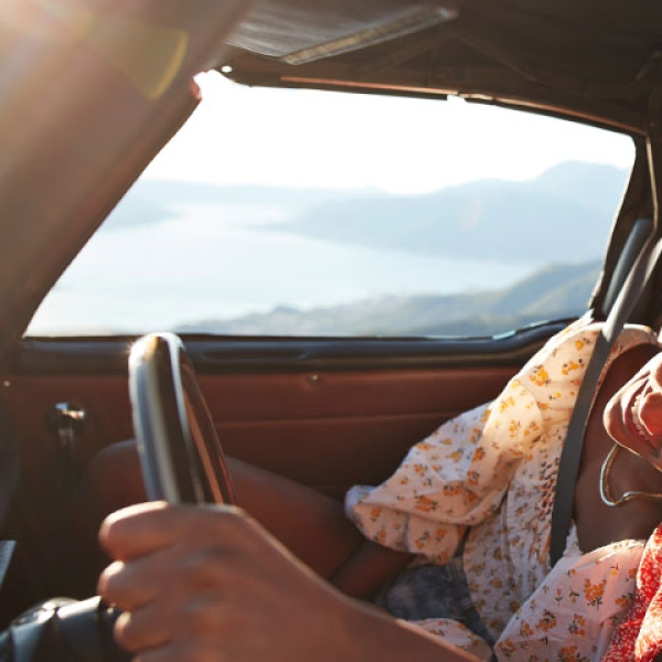 Deux amies souriantes dans une voiture