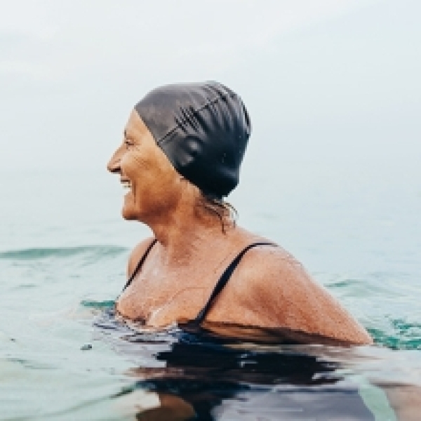 femme senior se baignant dans l'eau