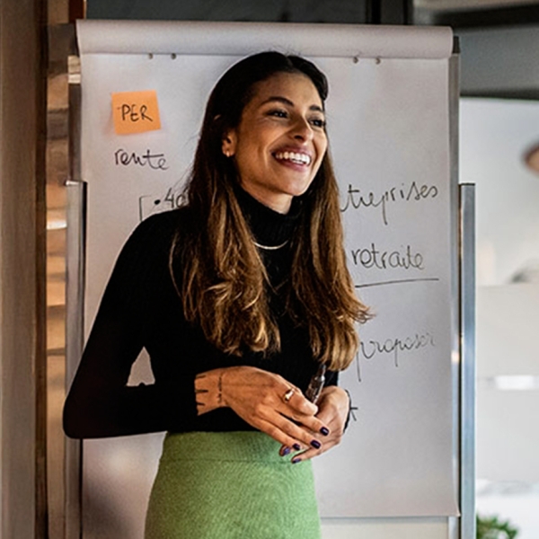 femme active en pleine présentation