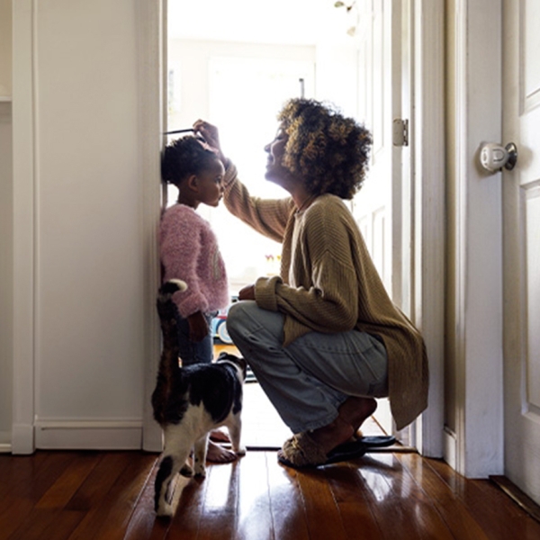 Mère mesurant sa fille en intérieur