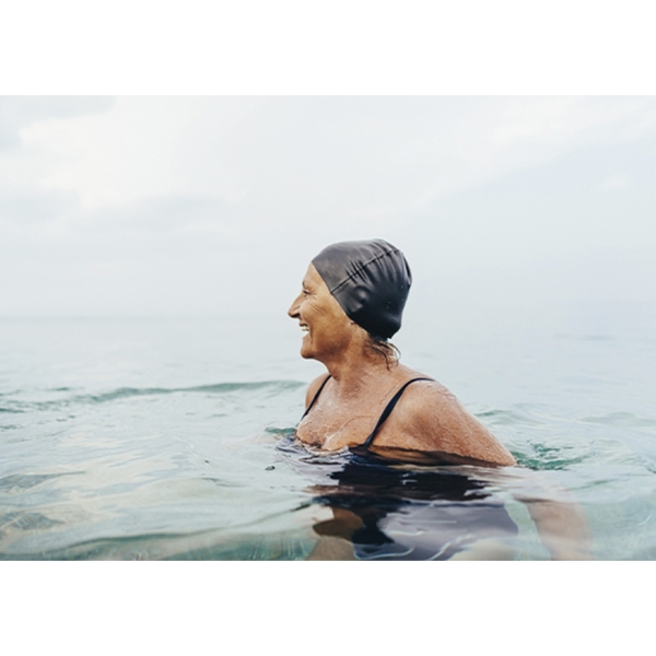 femme senior prenant un bain