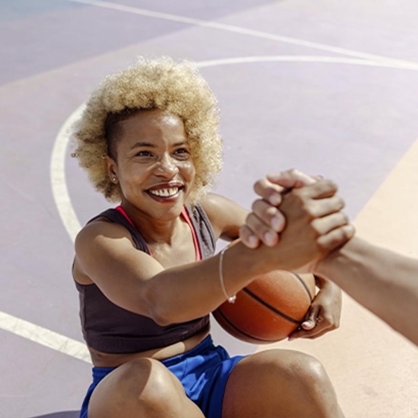 Jeune sportive relevée par un coéquipier lors d'un match
