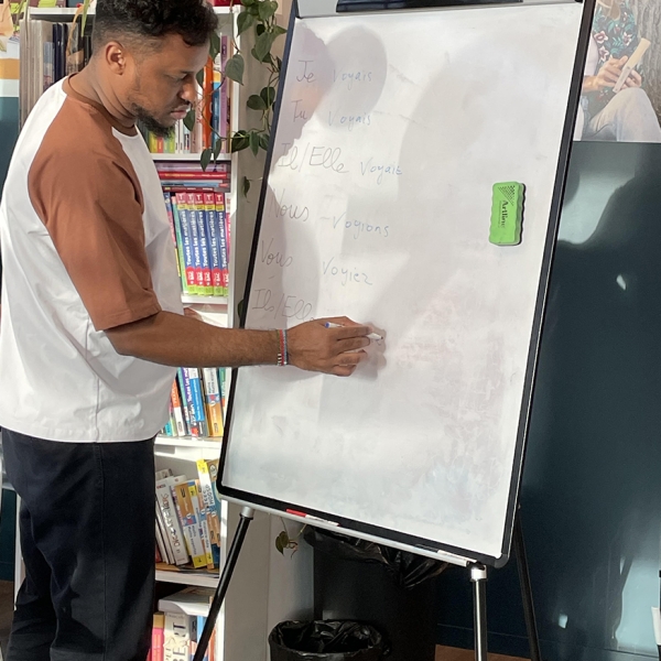 eleve du programme en-tre au tableau