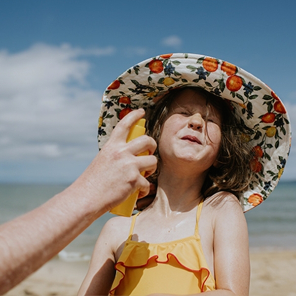 fillette à la plage