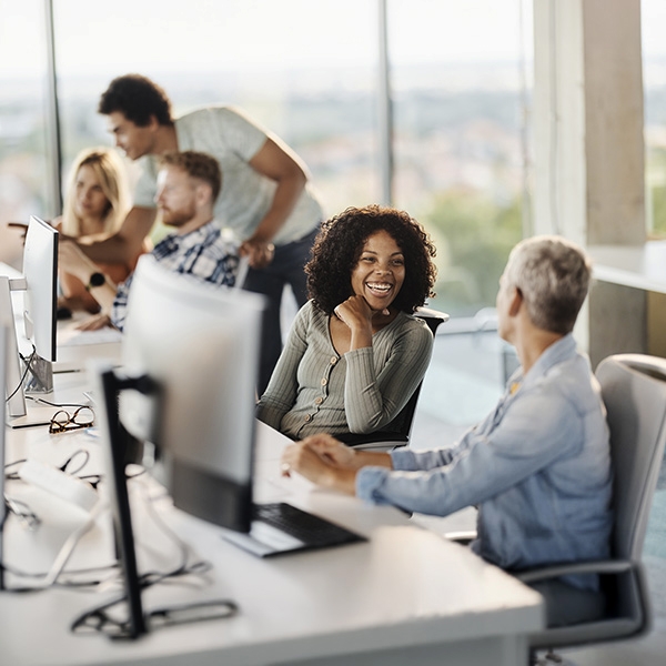 Groupe de collaborateurs travaillant dans l'IT