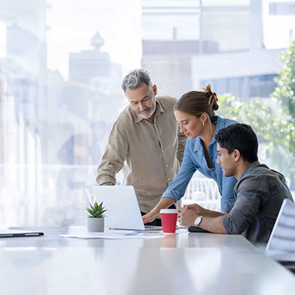 Groupe de collaborateurs devant un ordinateur