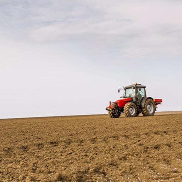 Tracteur travaillant dans un champ