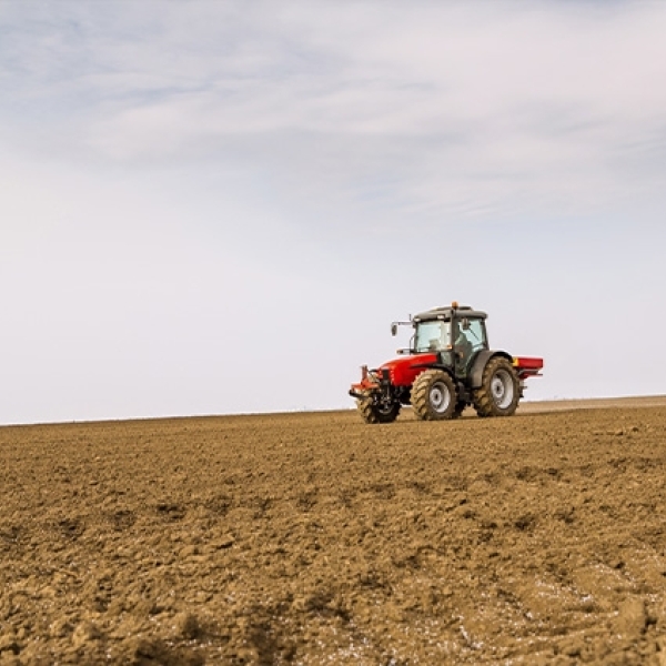 Un tracteur qui laboure