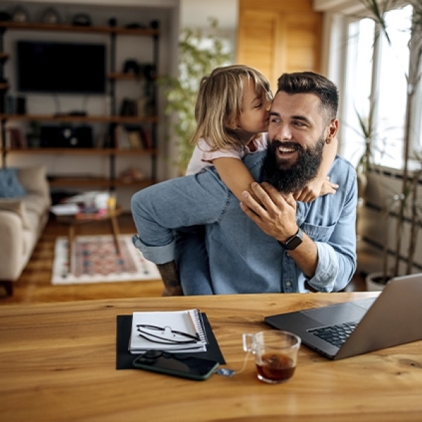 Un homme à son bureau avec sa fille