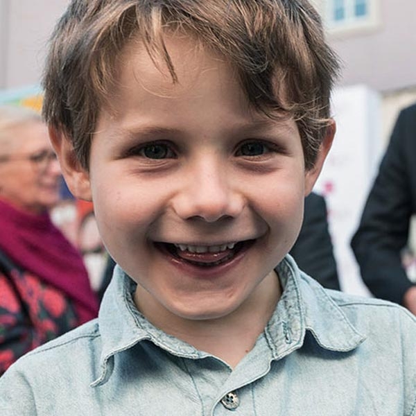 Jeune garçon souriant