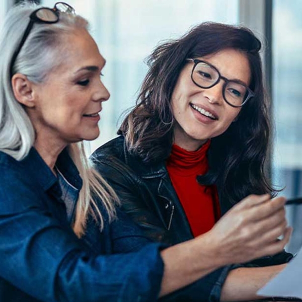 Conseillère commerciale Generali discutant avec une cliente