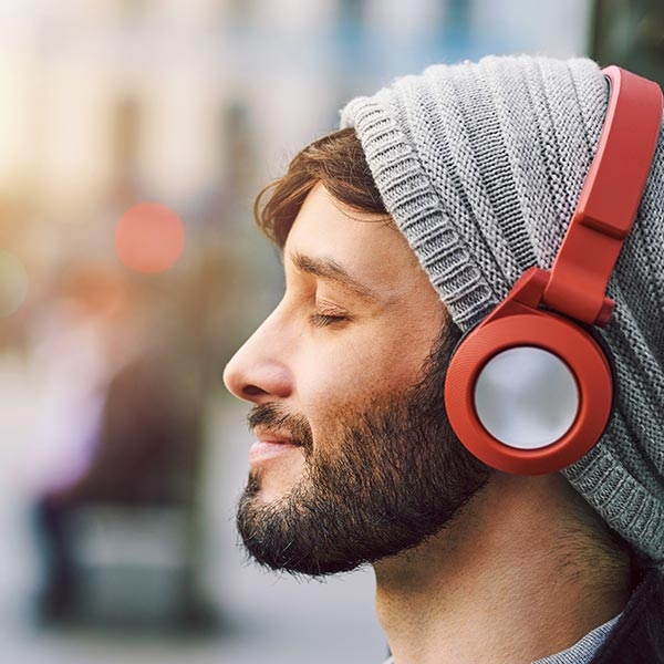 Jeune homme écoutant de la musique dans un casque les yeux clos