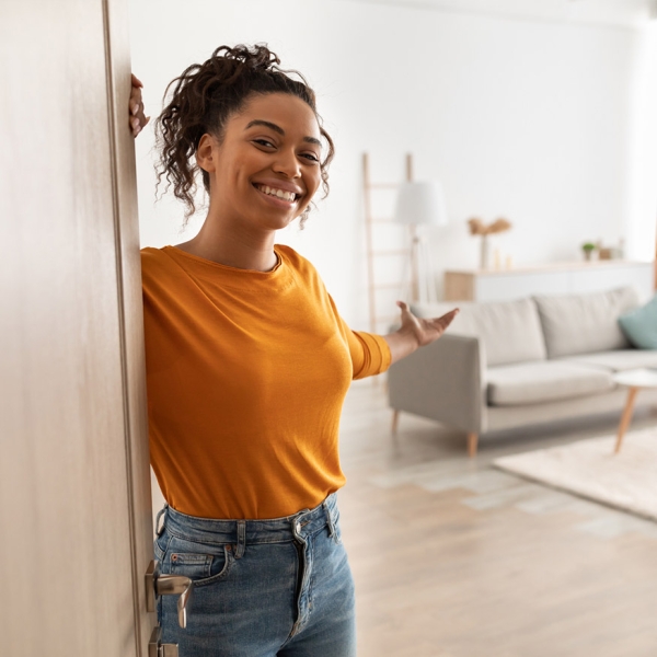 Jeune femme ouvrant la porte de son appartement