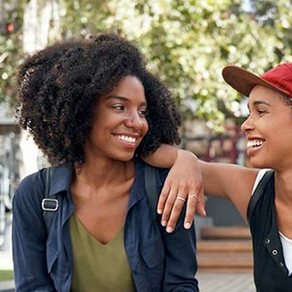 Deux jeunes femmes discutent sur un banc