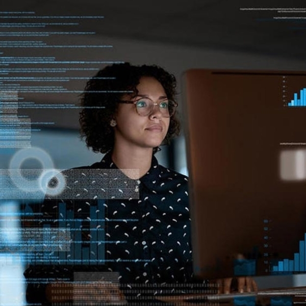 Jeune femme travaillant dans l'IT