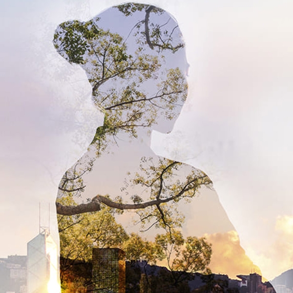 Silhouette de femme se détachant dans un ciel pollué
