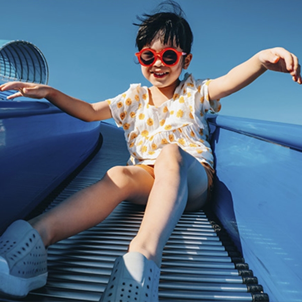 Une petite fille glisse sur un tobbogan