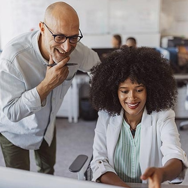 Collaborateurs devant un bureau
