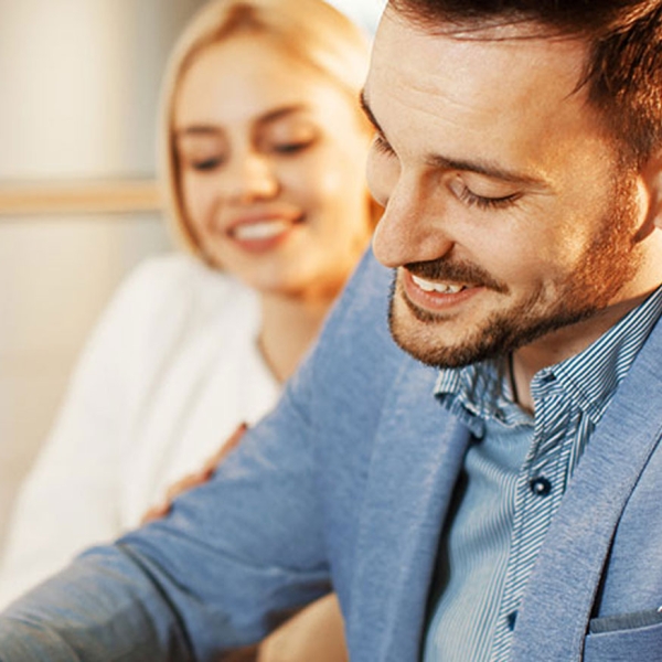 Couple souriant regardant des papiers