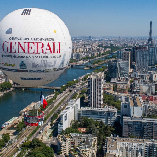 Le Ballon Generali vole au dessus de la Seine à Paris