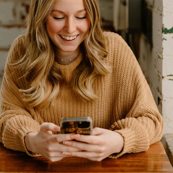 Jeune femme réalisant un bilan de santé via son smartphone