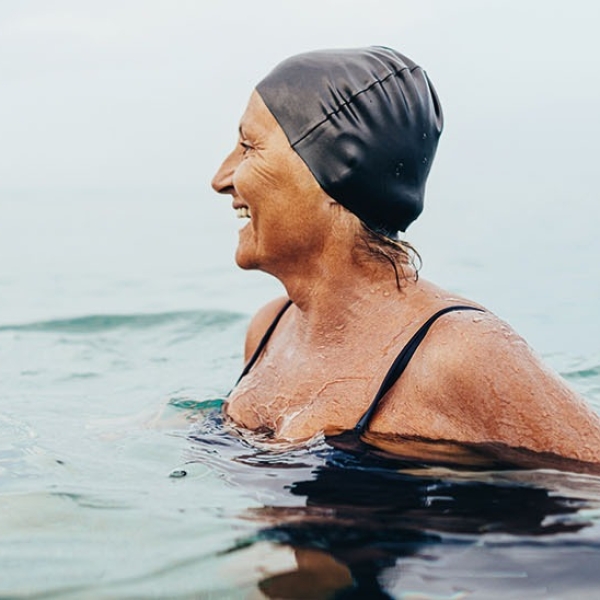 Baigneuse senior dans la mer