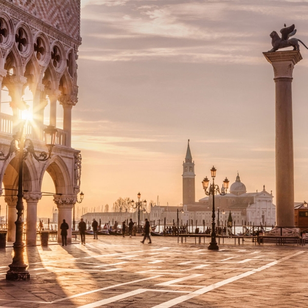 Place Saint Marc à Venise au soleil couchant