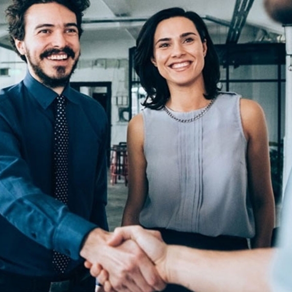Couple de clients serrant la main d'un agent Generali