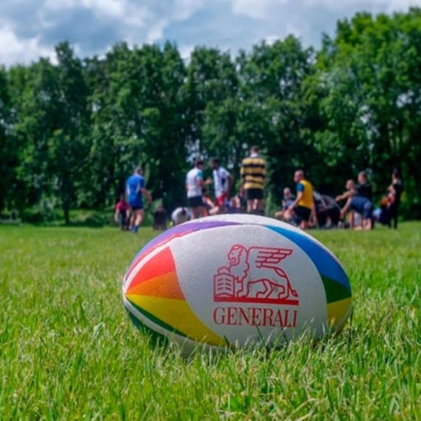 Ballon de rugby du club LGBTQI friendly Les Coqs festifs