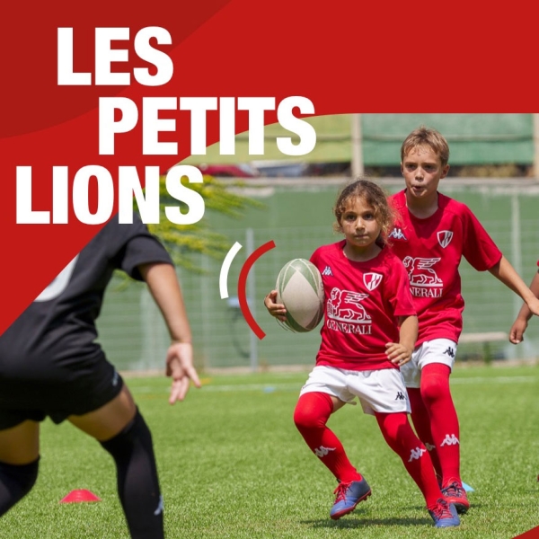 Jeunes rugbymen portant des maillots siglés Generali