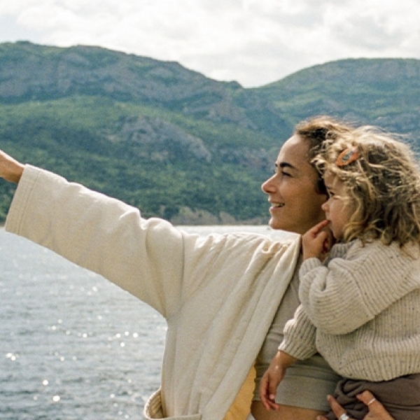 une femme et sa fille regardant le ciel