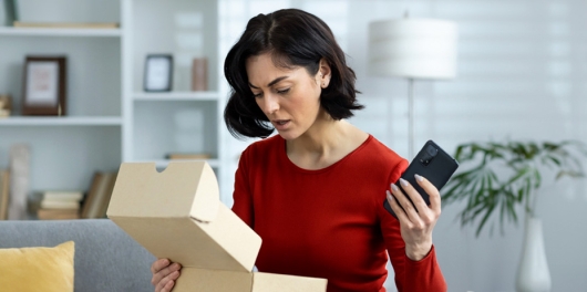 Une femme qui ouvre un colis