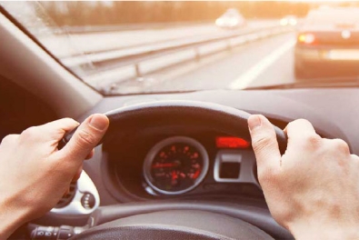 Une personne au volant de sa voiture sur l'autoroute