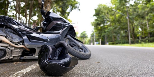 Une moto renversée sur la route 