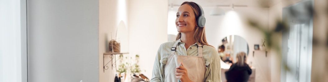 Une femme qui écoute de la musique dans un commerce