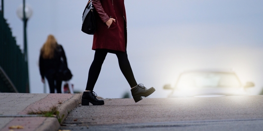 Une femme qui traverse la route