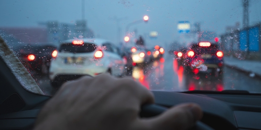 Quelqu'un qui conduit sous la pluie
