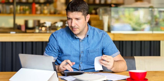 Homme 40 ans contrôle ses factures