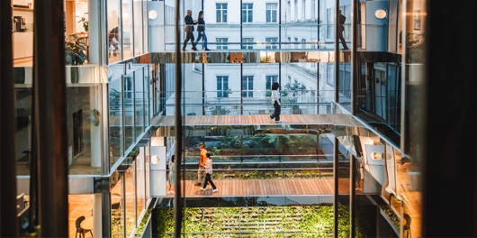 Vue de l'intérieur d'un bâtiment tertiaire