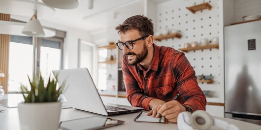 Jeune autoentrepreneur sollicite un microcrédit professionnel