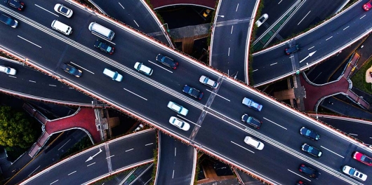 vue aérienne d'autoroutes entrecroisées, avec un fort trafic auto