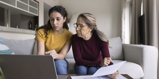 Deux femmes en train de regarder un ordinateur